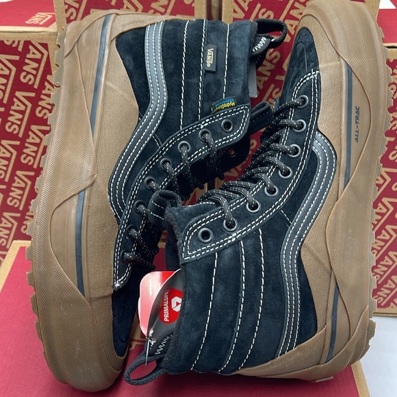 Vans WMNS Sk8-Hi Dip Mte-2
Black/Gum
VN0009QKB9M
Boots Cold Weather Sneakers - Picture 11 of 16